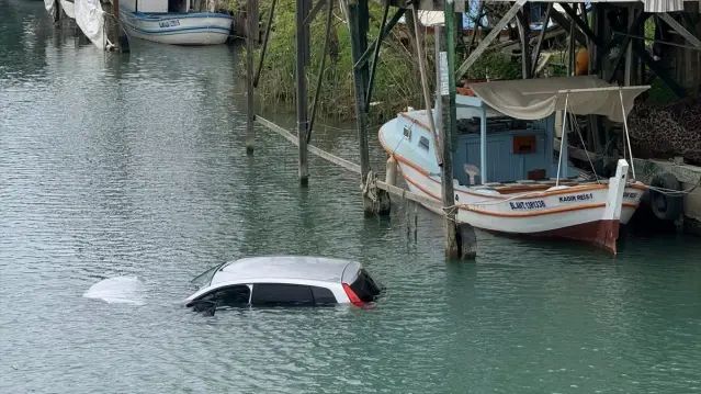 Serik'te Dereye Düşen Otomobildeki 3 Yolcu Yüzerek Kurtuldu