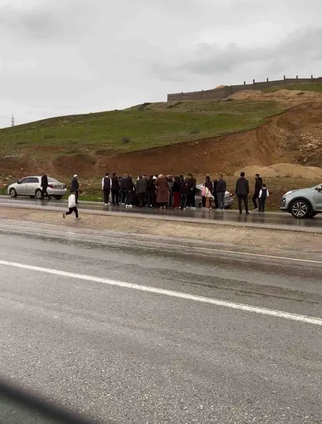 Siirt'te Düğün Konvoyunda Trafik Kazası: 2 Kişi Hafif Yaralandı