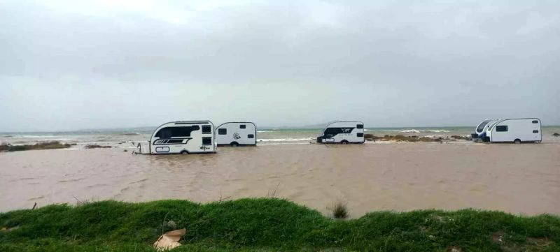 Ezine'de Karavanlar Yoğun Yağış Nedeniyle Sular Altında Kaldı