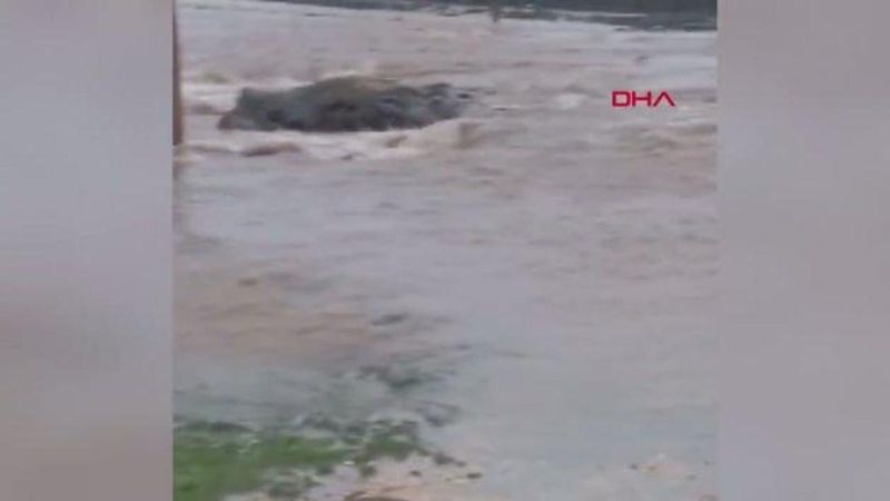 Diyarbakır Çınar'da Sağanak Sonrası Dere Taştı, Yol Sular Altında Kaldı