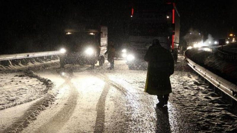 Kop Dağı Geçidi'nde Kar ve Tipi Ulaşımı Engelledi
