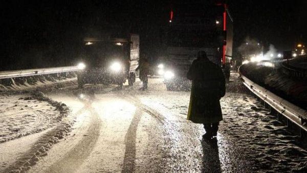 Kop Dağı Geçidi'nde Kar ve Tipi Ulaşımı Engelledi