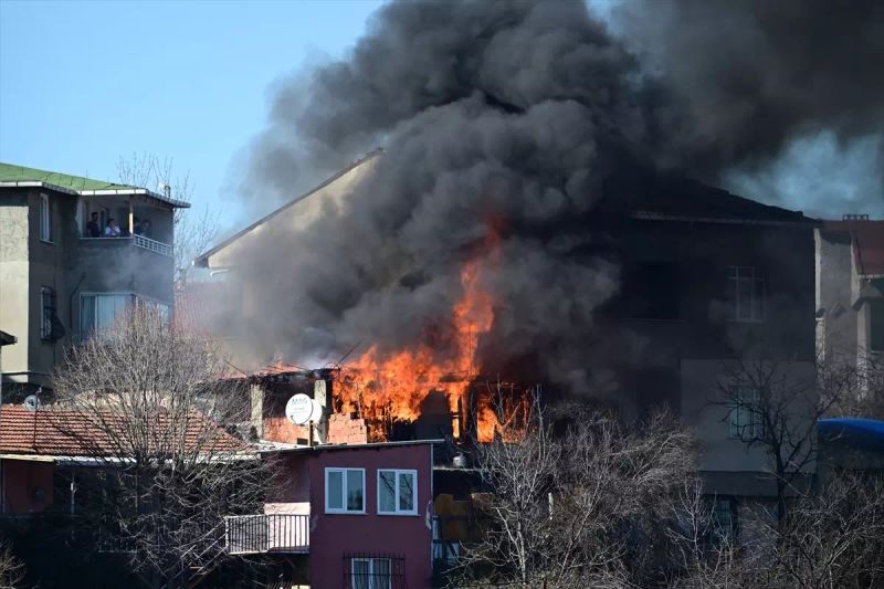 Ümraniye’de Gecekondu ve Yanındaki Evde Çıkan Yangın Kontrol Altına Alındı