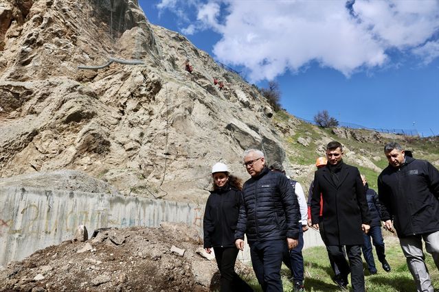 Sivas'ta Abdulvahabi Gazi Türbesi Çevresinde Düzenleme ve Kaya Islah Çalışmaları Başladı