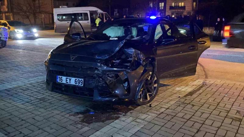 Bursa İnegöl'de Otomobil ve Minibüs Çarpıştı: 9 Kişi Yaralandı