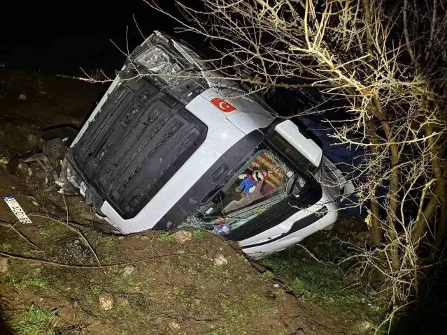 Adıyaman'da TIR Şarampole Devrildi: Sürücü Yaralandı