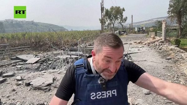 Lübnan'da Rus TV Ekibinin Yakınına Düşen Füze Canlı Yayında Kaydedildi