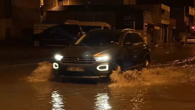 İskenderun’da Sağanak Sonrası Mahsur Kalanlar İtfaiye Tarafından Kurtarıldı