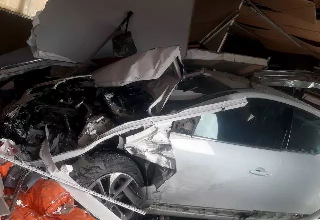 Defne'de Otomobil Prefabrik İş Yerlerine Girdi, Yaralı Sürücü Hastaneye Kaldırıldı