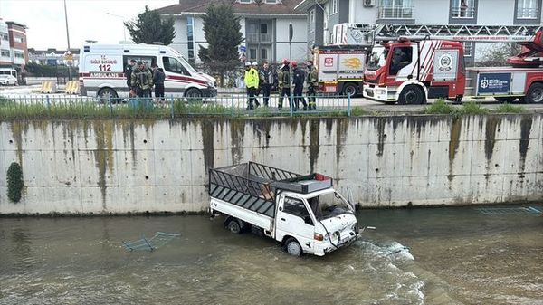 Kocaeli'de Kamyonet Dereye Düştü, Sürücü Hayatını Kaybetti