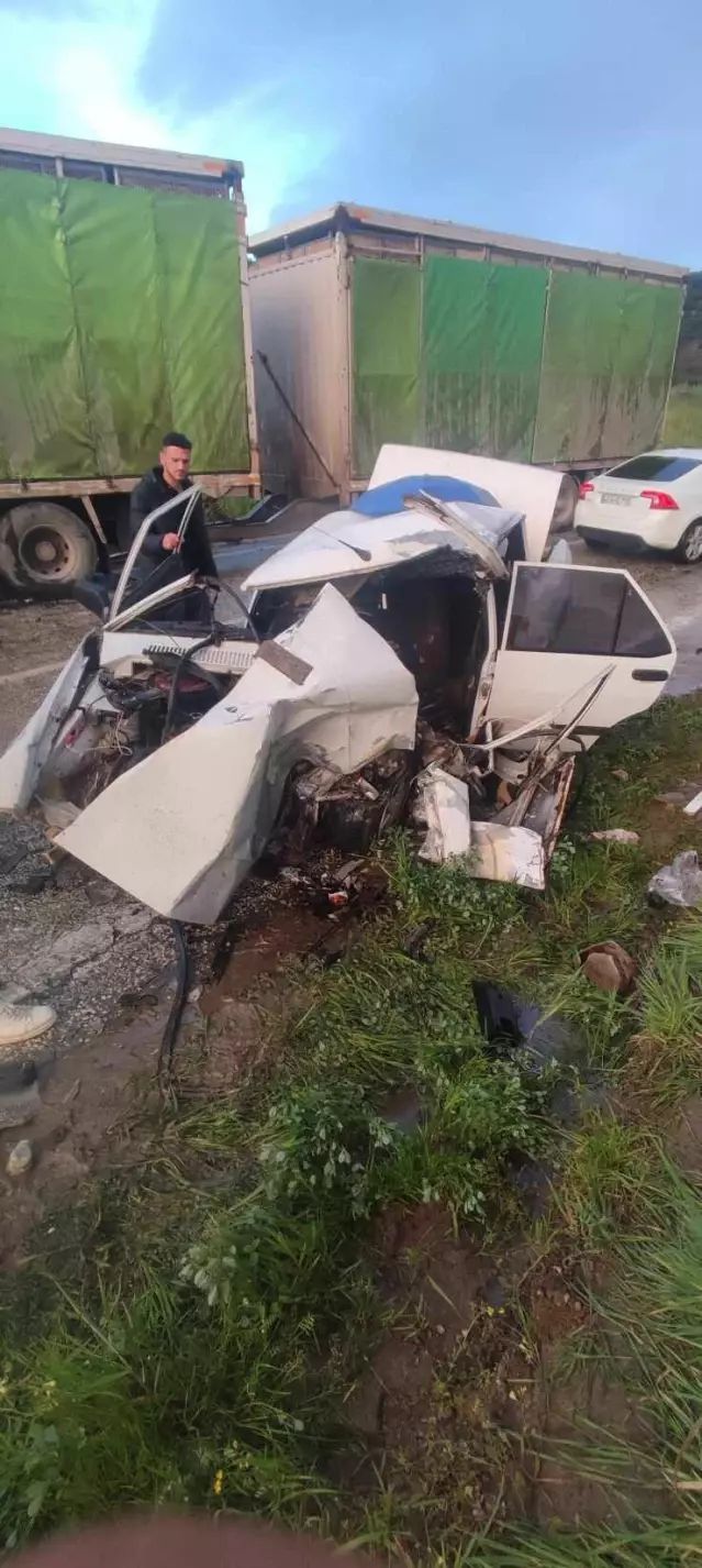 Alaşehir’de TIR ile otomobil çarpıştı: 1’i ağır 3 yaralı