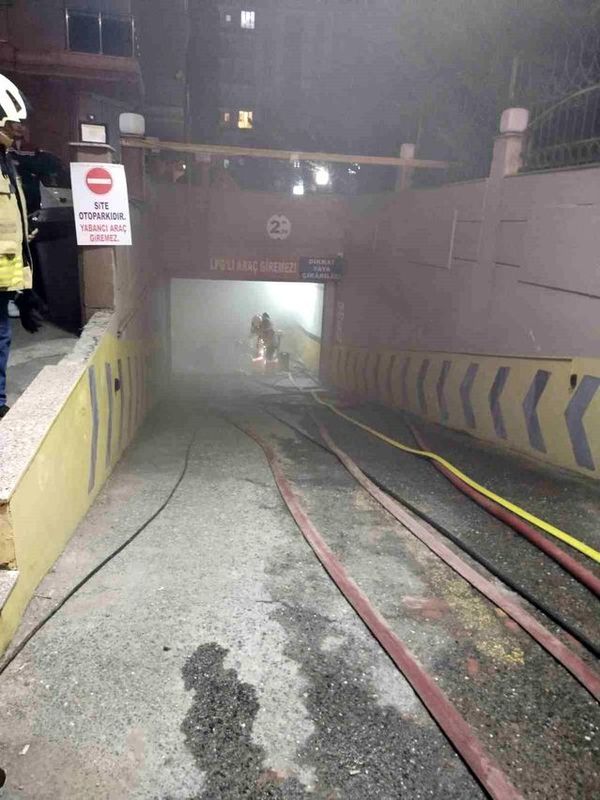 Çekmeköy'de Elektrikli Araçta Çıkan Yangın İtfaiyenin Müdahalesiyle Söndürüldü