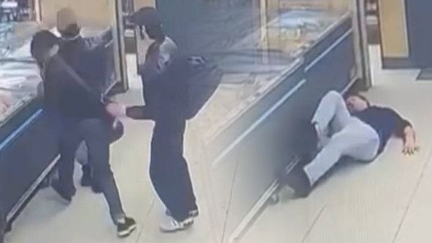 İstanbul'da Market Çalışanına Şiddet: Saldırı Anı Kamerada Kaydedildi