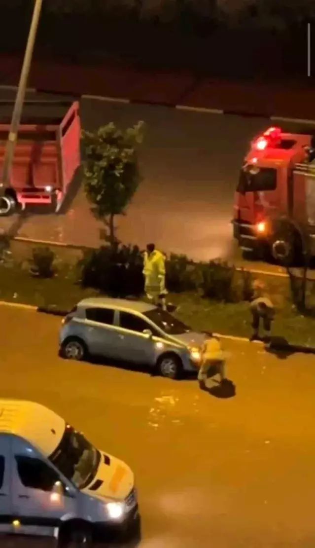 Hatay İskenderun ve Payas'ta Şiddetli Yağış Yolları Göle Dönüştürdü