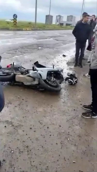 Diyarbakır'da Motosiklet ve Hafif Ticari Araç Çarpıştı: 1 Yaralı