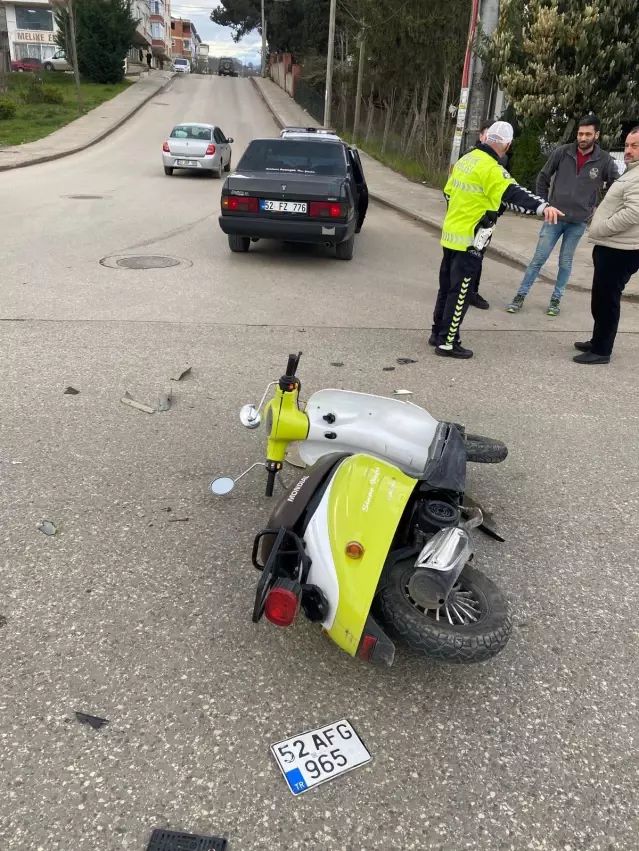 Fatsa'da Otomobil ve Motosiklet Çarpışması: 4 Kişi Yaralandı