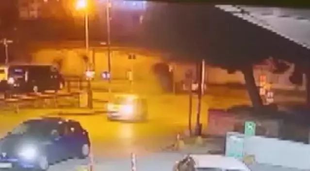 Üsküdar'da İki Otomobilin Kafa Kafaya Çarpıştığı Kaza Meydana Geldi
