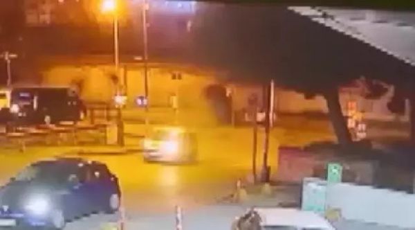 Üsküdar'da İki Otomobilin Kafa Kafaya Çarpıştığı Kaza Meydana Geldi