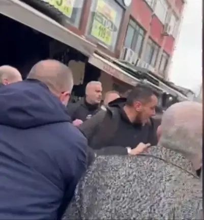 Adapazarı'nda Seyyar Satıcı ile Zabıta Arasında Çıkan Kavgada 2 Zabıta Yaralandı