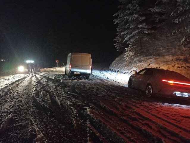 Kastamonu’da Nisan Ayında Kar Yağışı Sürücüleri Yolda Mahsur Bıraktı