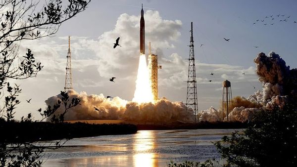 Ay’a Dönüşün Uzun Süresi: Artemis Görevleri ve Uzay Politikalarının Etkisi