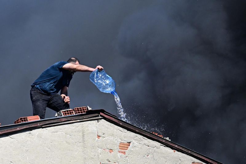 Ümraniye’de Gecekonduda Çıkan Yangın Yakınındaki Eve Sıçradı