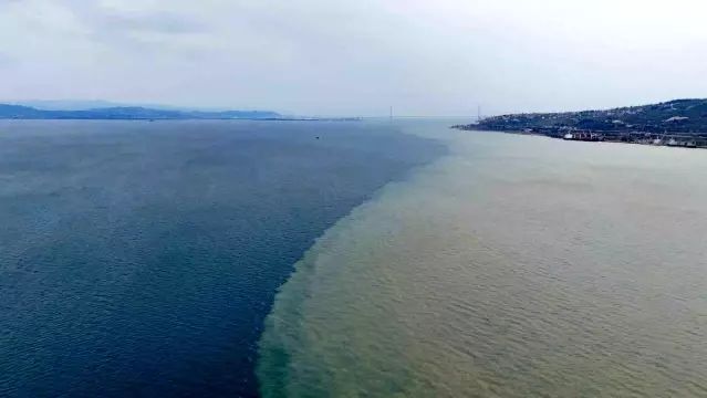 Körfez'de Sağanak Sonrası Deniz Rengi Kahverengiye Döndü