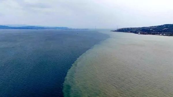 Körfez'de Sağanak Sonrası Deniz Rengi Kahverengiye Döndü