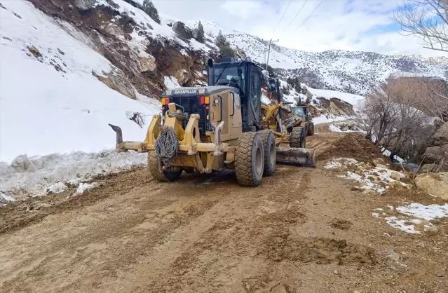 Van Gürpınar'da Heyelan Sonrası Yol Ulaşıma Tekrar Açıldı