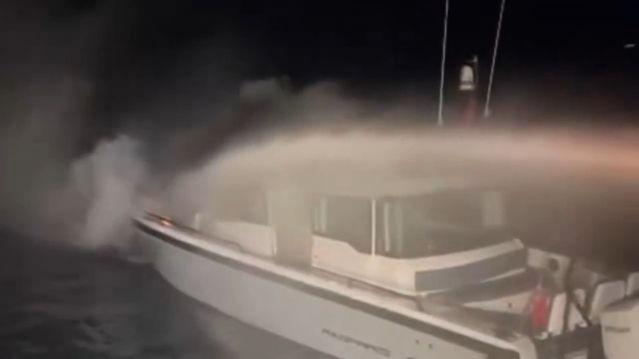 Kadıköy'de Seyir Halindeki Teknede Yangın: 4 Kişi Güvenle Tahliye Edildi