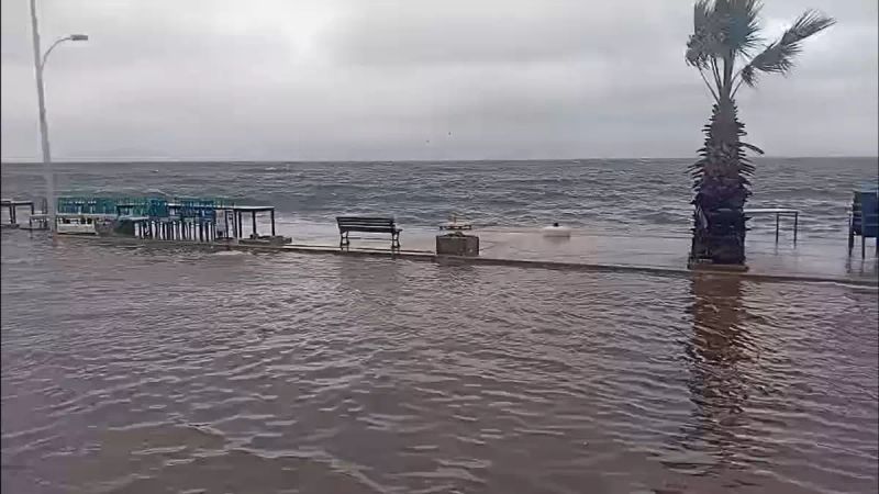 Gemlik'te Fırtına Denizle Karanın Buluşmasına Yol Açtı