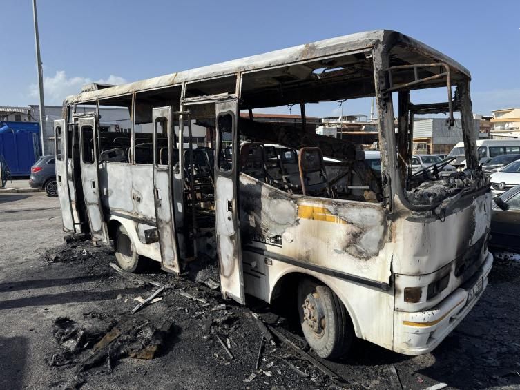 İzmir’de Park Halindeki Midibüste Yangın: 16 Yaşındaki Çocuk Hayatını Kaybetti