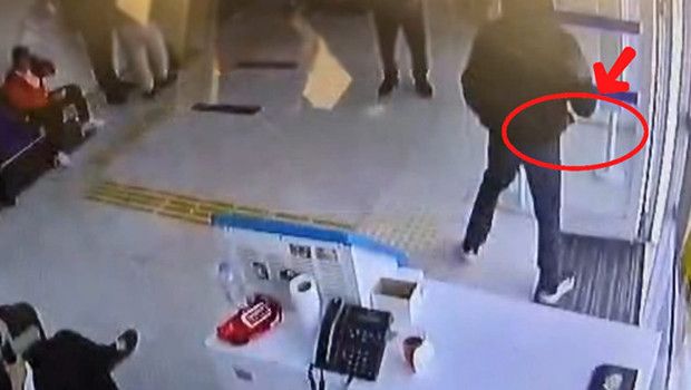 Toroslar’da Satırla Banka Soygunu Girişimi Güvenlik Kamerasında