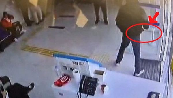 Toroslar’da Satırla Banka Soygunu Girişimi Güvenlik Kamerasında