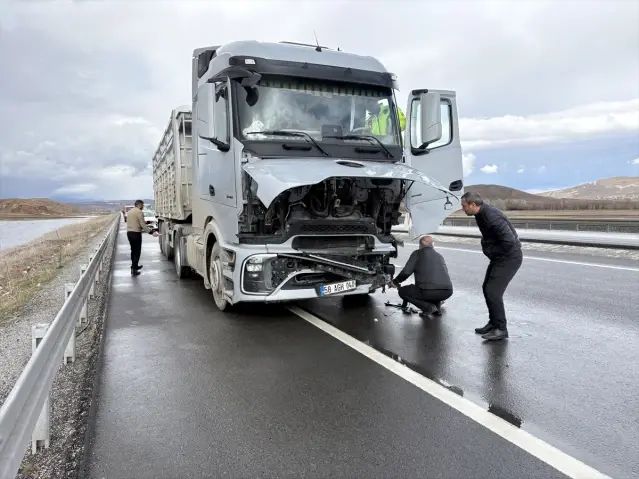 Sivas'ta Tırla Çarpışan Hafif Ticari Araç Sürücüsü Ağır Yaralandı