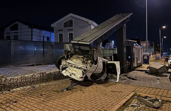 Kayseri'de Takla Atan Araç Beton Bloğa Çarparak Sürücüsü Yaralandı