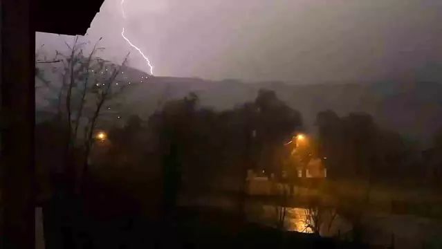 Bartın Ulus'ta Şimşekler Geceyi Aydınlatırken Abdipaşa'da Dolu Etkili Oldu