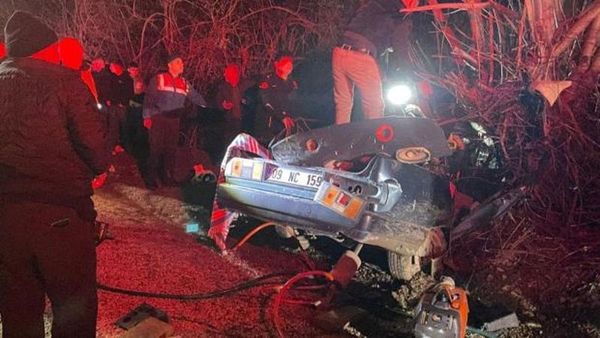 Antalya'da Yol Kenarındaki Ağaca Çarpan Araçta 2 Kişi Hayatını Kaybetti