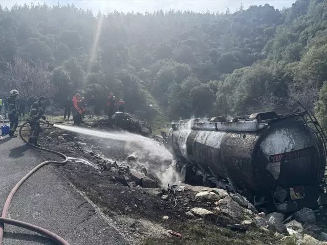 Uşak'ta Akaryakıt Tankeri Devrildi: Sürücü Yaşamını Yitirdi