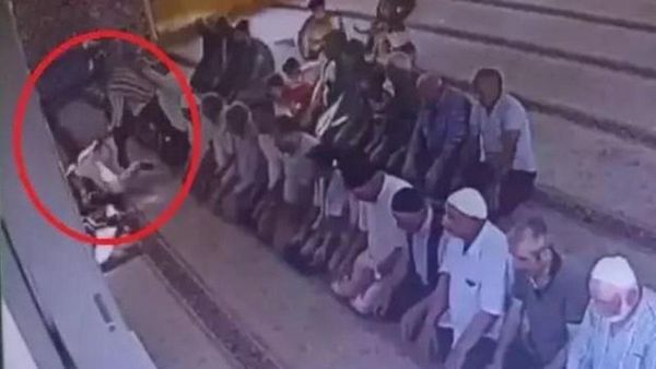 Camide Namaz Kılan Komşusunu Öldüren Sanığa 16 Yıl Hapis Cezası Verildi