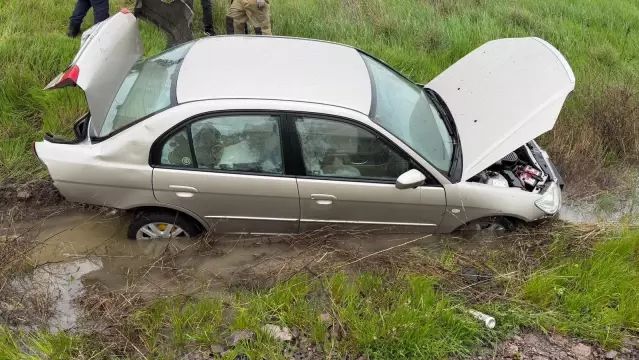 Manyas'ta Otomobilin Araziye Yuvarlanmasıyla 3 Kişi Yaralandı