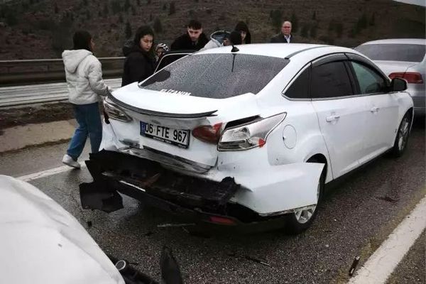 Kırıkkale'de Zincirleme Trafik Kazasında Aynı Aileden 3 Kişi Yaralandı