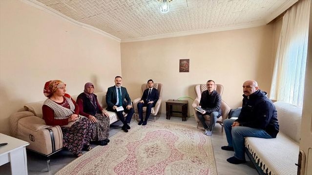 Kaymakam Mustafa Ayvat, İhtiyaç Sahibi Aileleri Kırsal Mahallelerde Ziyaret Etti