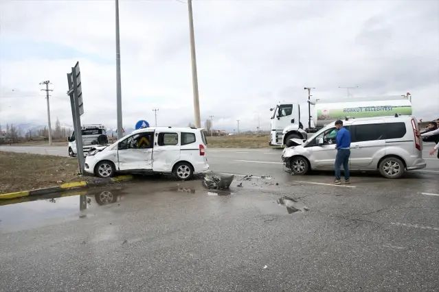 Muş Korkut'ta İki Hafif Ticari Araç Çarpıştı: 9 Yaralı