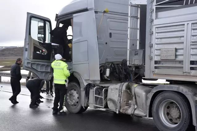 Sivas'ta TIR'a Çarpan Araçta Sürücü Ağır Yaralandı
