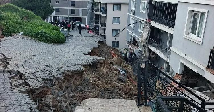 Menemen'de İstinat Duvarı Çöktü, 6 Araç ve 2 Bina Hasar Gördü