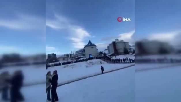 Uludağ'da Teleferik Kuyruğu Yaklaşık 1 Kilometreye Ulaştı