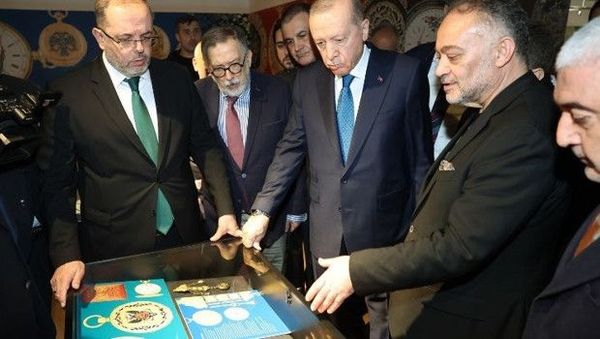 Cumhurbaşkanı Erdoğan, Nadir Cep Saatleri Koleksiyonunu İnceledi
