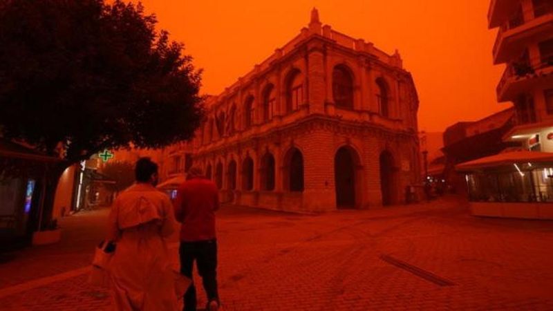 Girit Adası Afrika Çöl Tozuyla Kızıl Renge Büründü