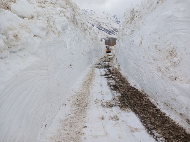 Hakkari'de Kar Engellerini Aşmak İçin Karla Mücadele Çalışmaları Yoğunlaştı